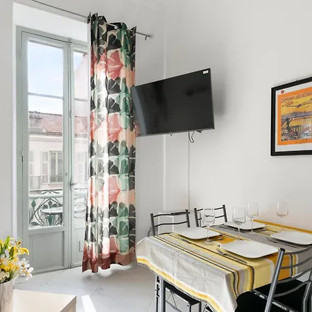 Jaune Fshh Aparthotel 3*